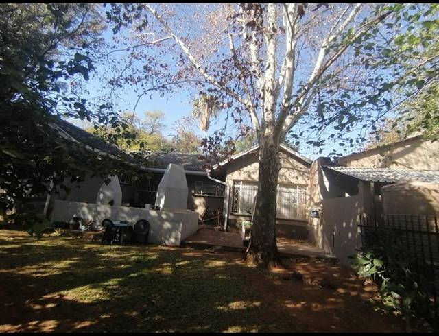 6 BEDROOM HOUSE FOR SALE IN PROTEA PARK